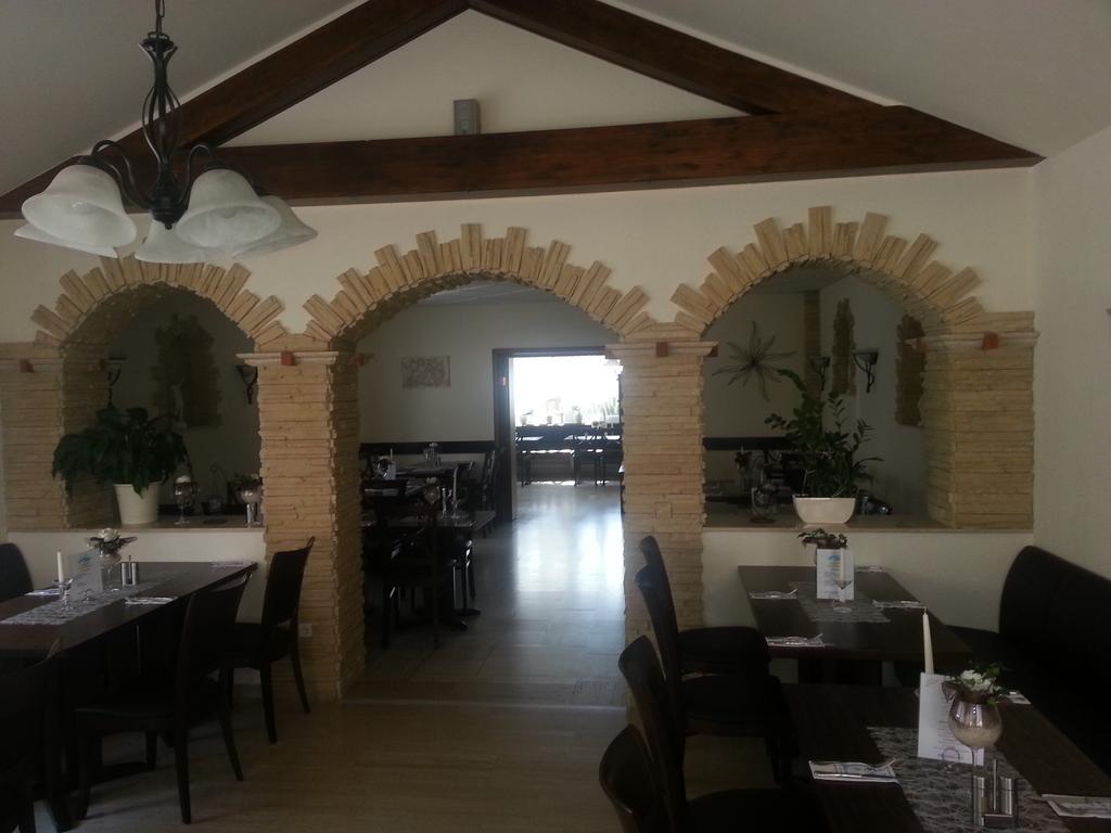 Hotel Restaurant Platamon Feuchtwangen Exterior photo
